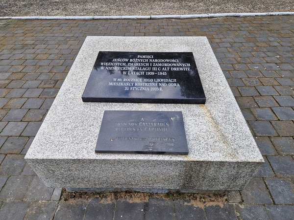 Küstrin, 2025, Die 2025 erneuerte zentrale Gedenktafel auf dem Friedhof, Stiftung Denkmal