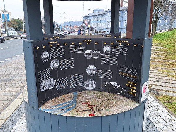 Prag, 2025, Informationssäule zu »Unternehmen Anthropoid« am Fuße des Denkmals, Stiftung Denkmal