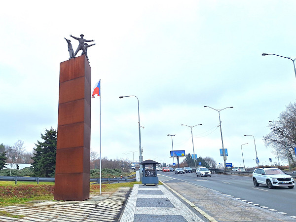 Prag, 2025, Das Denkmal an der Straßenkreuzung, Stiftung Denkmal
