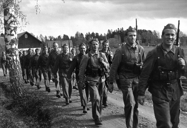 Schweden, 1942, Angehörige der schwedischen Infanterie marschieren auf einer Landstraße, Nordiska museet NMA.0034370 / Gunnar Lundh