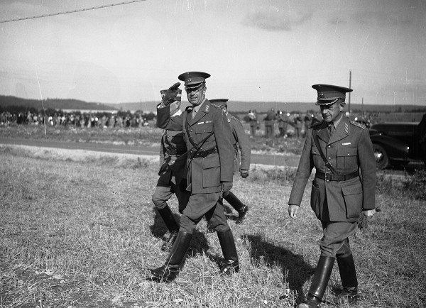 Karlstad, 1941, Kronprinz Gustav VI. Adolf in Militäruniform besucht die Regimenter in Karlstad, Värmlands Museum 17001-DG409:92:06 / Dan Gunner