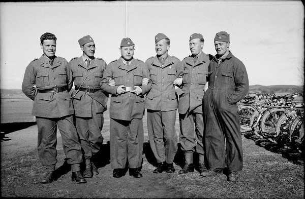 Grimeton, 1941, Sechs einberufene Männer posieren für ein Foto, Hallands kulturhistoriska museum / Erik Andersson