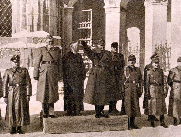 Ljubljana, 1945, Heimwehrführer Leon Rupnik beim Eid auf Hitler, Wikimedia Commons
