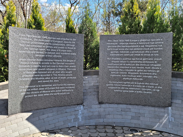 Tirana, 2024, Detailansicht des Denkmals mit englischer und albanischer Inschrift, Stiftung Denkmal