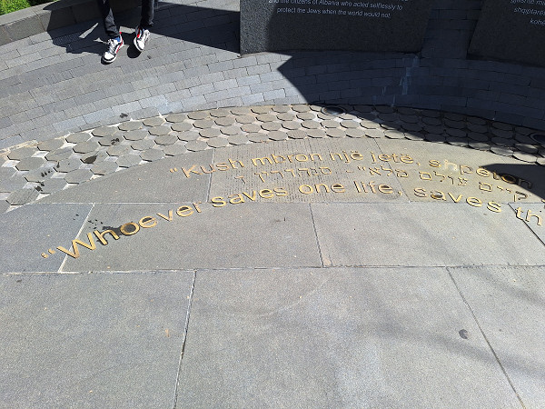 Tirana, 2024, Talmud-Zitat auf dem Boden, Stiftung Denkmal