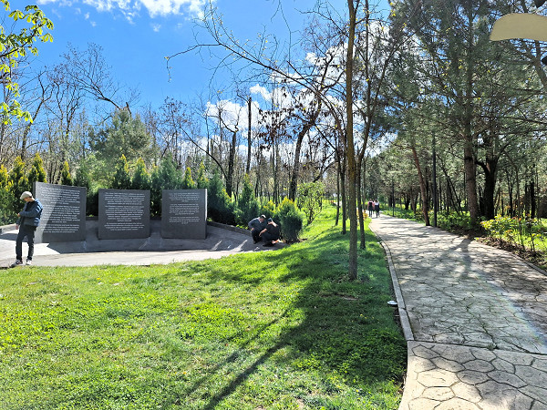 Tirana, 2024, Holocaustdenkmal im Park, Stiftung Denkmal