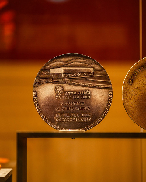 Cabanas de Viriato, 2025, Die Gerechter unter den Völkern Medaille in der Dauerausstellung des Museums, Museu Aristides de Sousa Mendes