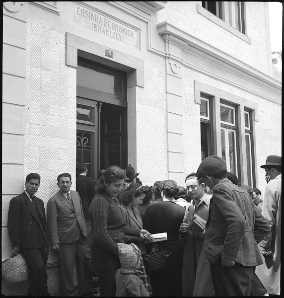 Lissabon, 1941, Emigranten vor einer jüdischen Wohlfahrtsküche warten auf die Austeilung des Essens, Schweizerische Nationalbibliothek, SLA-Schwarzenbach-A-5-24/060