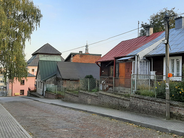 Szczebrzeszyn, 2021, Straßenbild mit der ehemaligen Synagoge im Hintergrund, Stiftung Denkmal