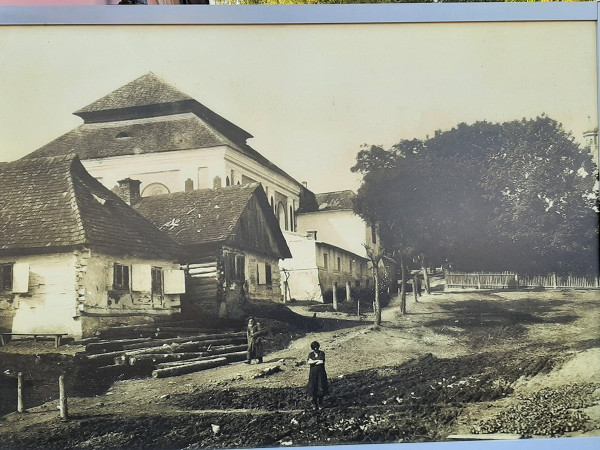 Szczebrzeszyn, 2021, Plakat mit einem historischen Bild der Synagoge, Stiftung Denkmal