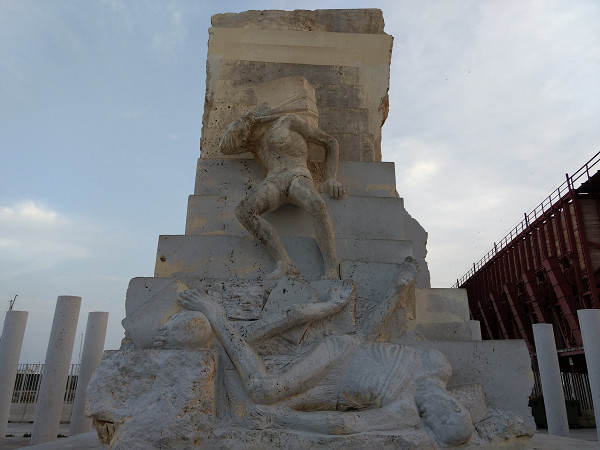 Almería, 2017, Die Skulptur im Zentrum des Denkmals, Wikimedia Commons / Ismael Olea