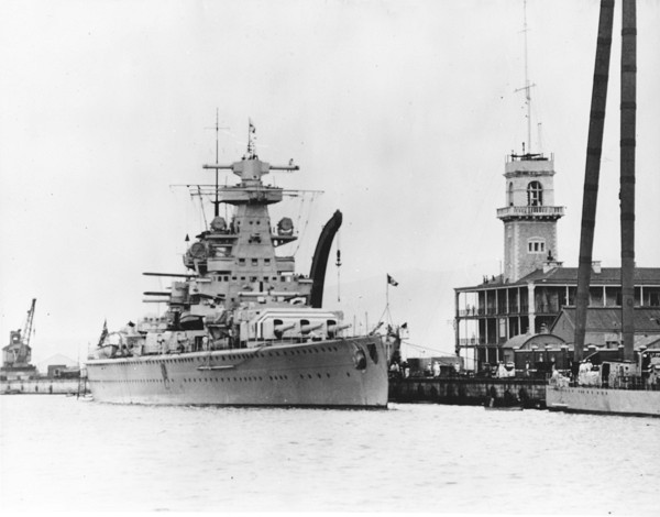 Gibraltar, 1936, Das an der Bombardierung von Almería beteiligte deutsche Kriegsschiff Admiral Scheer, Wikimedia Commons / U.S. Navy