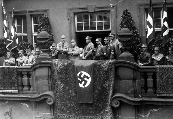 Koblenz, 1933, Nach der Amtseinführung von Oberbürgermeister Otto Wittgen am 16.3.1933 auf dem Balkon des Rathauses, Stadtarchiv Koblenz FA 1,16, Foto: Hermann Menzel