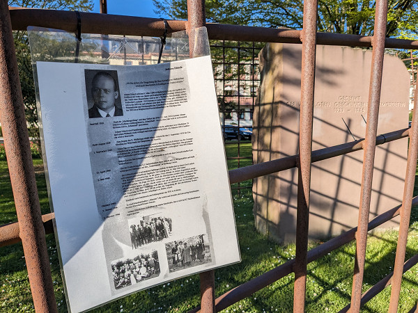 Koblenz, 2025, Die Biographie von Johann Dötsch am Mahnmal für die Opfer des Nationalsozialismus in Koblenz, Stiftung Denkmal / Benedikt Putz