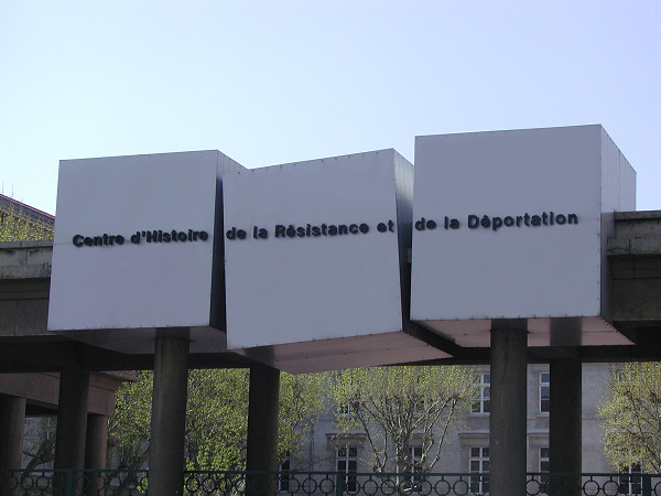 Lyon, 2019, Eingang des Gebäudes, Centre d'Histoire de la Résistance et de la Déportation, gemeinfrei