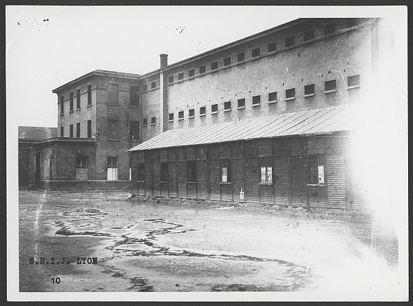 Lyon, 1944, Spazierhof des Gefängnisses Montluc mit der »Judenbaracke« im Hintergrund, Archives du département du Rhône et de la métropole de Lyon, cote 4544W17