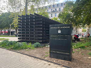 Seitenansicht des Shoah-Denkmals von Lyon - Sacha Mertzweiller - Vervielfältigung genehmigt vom Autor
