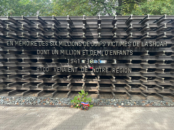 Lyon, 2025, Inschrift auf dem Shoah-Denkmal von Lyon, Sacha Mertzweiller