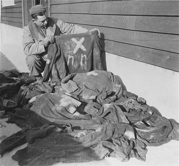 Natzweiler-Struthof, 1944, US-Soldat im KZ Natzweiler-Struthof mit einer NN-Jacke, United States Holocaust Memorial Museum, courtesy of National Archives and Records Administration, College Park, gemeinfrei