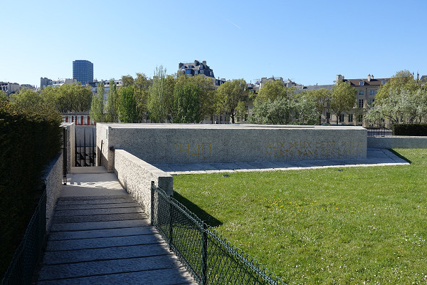 Paris, 2016, Eingang des Denkmals für die Märtyrer der Deportation, Guilhem Vellut, CC BY 2.0