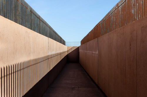 Rivesaltes, 2015, Außensansicht des neuen Museumgebäudes, Mémorial du Camp de Rivesaltes, Kevin Dolmaire