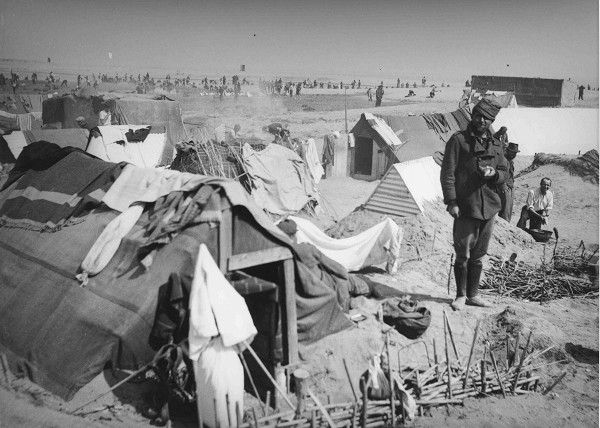 Argelès-sur-Mer, 1939, Notunterkünfte im Internierungslager Argelès-sur-Mer, Archives départementales des Pyrénées-Orientales, fonds Belloc, 1PH2/35
