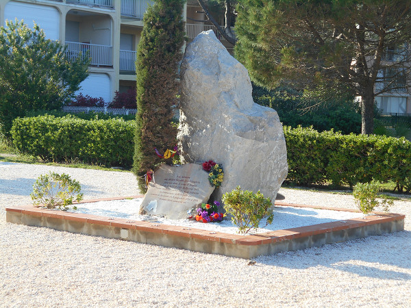 Argelès-sur-Mer, 2017, Monolith am ehemaligen Standort des Eingangs zum Internierungslager Argelès-sur-Mer, Wikimedia Commons / Claudefà, CC BY-SA 4.0