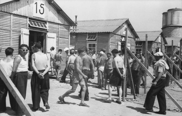 Beaune-la-Rolande, 1941, Gefangene im Durchgangslager Beaune-la-Rolande, Bundesarchiv, Bild 101I-250-0939-04A, CC BY-SA 3.0