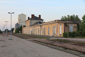 Der Bahnhof Pithiviers vor seiner Sanierung - Lunon92 - CC BY-SA 3.0