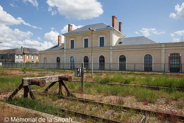 Pithiviers, 2024, Hinteransicht des Bahnhofs Pithiviers, Nadia Haddad / Mémorial de la Shoah