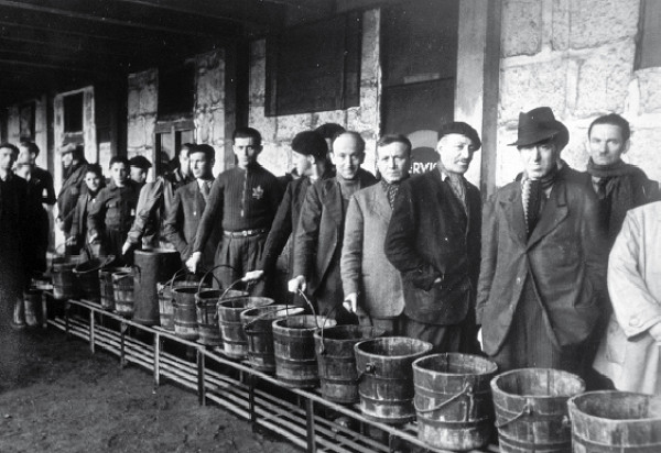 Drancy, 1942, Jüdische Gefangene stehen für Essen an, Yad Vashem