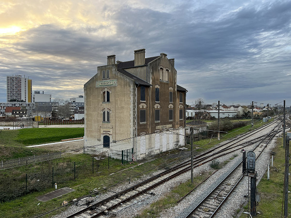 Bobigny, 2023, Globale Ansicht des ehemaligen Deportationsbahnhofs Bobigny, Wikimedia Commons / Chabe01, CC BY-SA 4.0