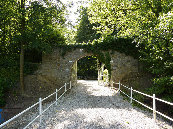 Lüttich, 2009, Eingang zum Enclos des Fusillés, Wikimedia Commons / Varech, gemeinfrei