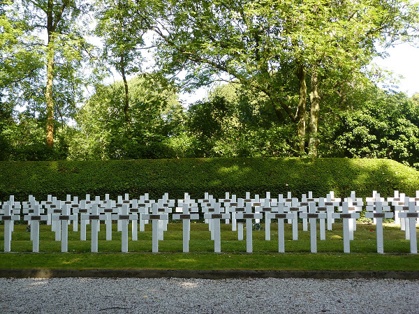Lüttich, 2009, Gedenkkreuze im Enclos des Fusillés, Wikimedia Commons / Varech, gemeinfrei