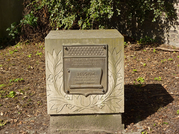 Lüttich, 2009, Cornerstone of Freedom (amerikanischer Gedenkstein) im Enclos des Fusillés, Wikimedia Commons / Varech, gemeinfrei