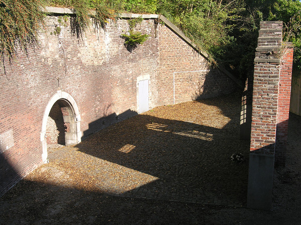 Lüttich, 2008, Eingang zum Block 24 im Enclos des Fusillés, Wikimedia Commons / Flamenc, CC BY-SA 3.0