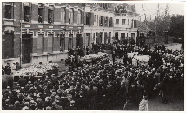 Villeneuve-d'Ascq, 1944, Menschenmenge bei der Beerdigung der Opfer des Massakers von Ascq am 05.04.1944, Mémorial Ascq 1944 / Ville de Villeneuve-d'Ascq, 2013.0.148