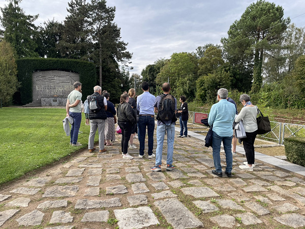 Villeneuve-d'Ascq, 2024, Führung vor dem Gedenkstein für die Opfer des Massakers von Ascq, Mémorial Ascq 1944 / Ville de Villeneuve-d'Ascq