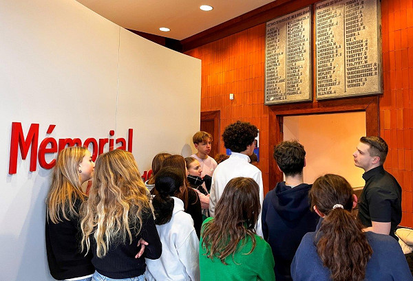 Villeneuve-d'Ascq, 2025, Schüler bei einer Besichtigung des Mémorial Ascq 1944, Mémorial Ascq 1944 / Ville de Villeneuve-d'Ascq