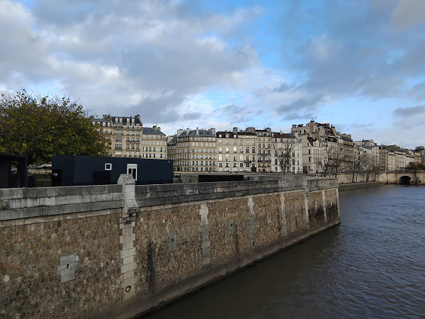 Paris, 2025, Seitenansicht des Denkmals für die Märtyrer der Deportation, Stiftung Denkmal