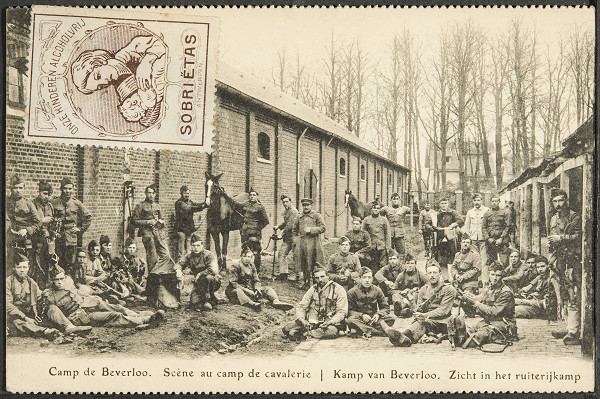 Leopoldsburg, 1923, Soldaten bei den Kavallerieblöcken im »Kamp van Beverlo«, Historische Postkarte, KU Leuven Libraries, GP004184, gemeinfrei