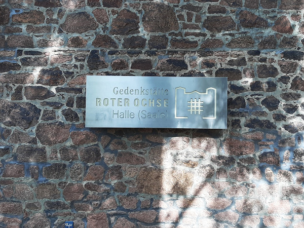 Halle, 2022, Schild am Eingang zur Gedenkstätte, Stiftung Denkmal