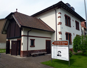 Außenansicht der Gedenkstätte für Flüchtlinge zur Zeit des Zweiten Weltkrieges - Fridolin freudenfett - CC BY-SA 4.0