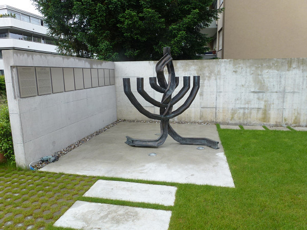 Riehen, 2016, Vorplatz der Gedenkstätte für Flüchtlinge zur Zeit des Zweiten Weltkrieges, Wikimedia Commons / Fridolin freudenfett, CC BY-SA 4.0