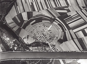 Flugaufnahme des »Concentrationslagers« Büren an der Aare vom 09.05.1942 - Anonym - Vervielfältigung genehmigt von Jürg Stadelmann