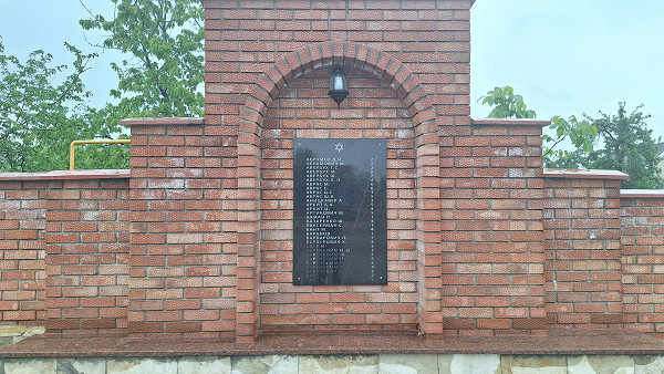 Dubossary, 2026, Namen von Opfern an einer Gedenktafel, Stiftung Denkmal