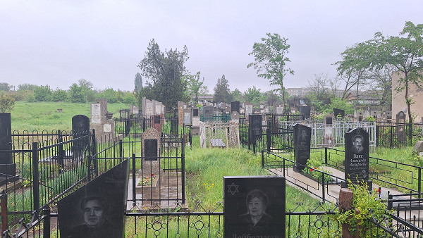 Dubossary, 2026, Neuere Gräber auf dem jüdischen Friedhof, Stiftung Denkmal