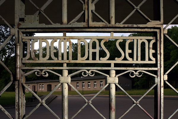Buchenwald, 2005, Lagertor mit Blick auf die Lagerkommandantur, Sammlung Gedenkstätte Buchenwald, Peter Hansen