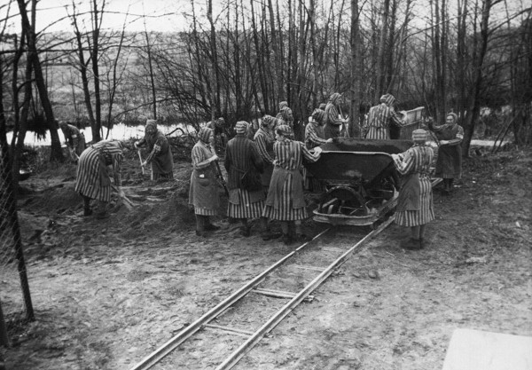 KZ Ravensbrück, 1941, Zeuginnen Jehovas bei der Zwangsarbeit auf einer Aufnahme des Lager-SS, Mahn- und Gedenkstätte Ravsnbrück, Foto-Nr. 1699