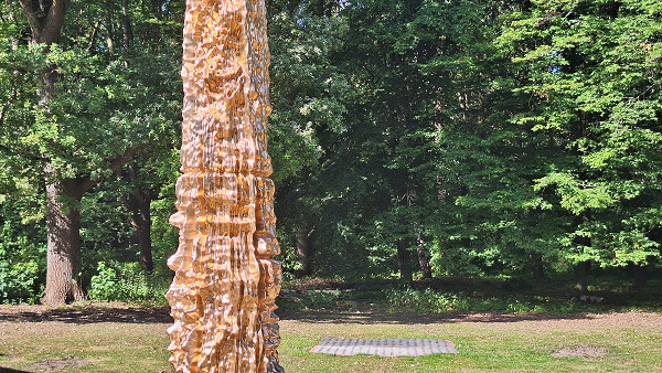 Berlin, 2026, Detailansicht des aus Bronze gegossenen Mahnmals, Stiftung Denkmal